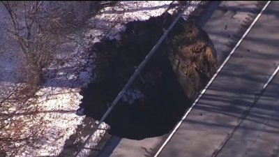 Gigantesco socavón desvía a conductores en la I-80