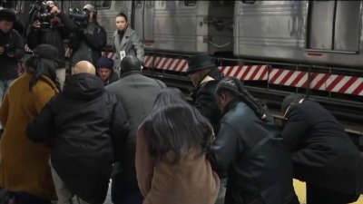 Vigilia en honor de mujer quemada viva en el tren