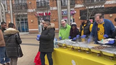 Chef hispana reparte platos de comida caliente en Columbia Heights