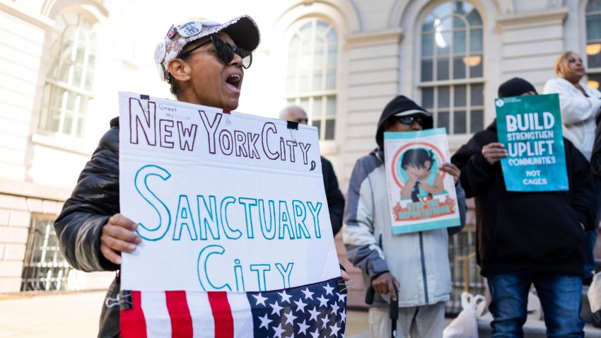 Migrantes se manifiestan en las escaleras del Ayuntamiento de la Ciudad de Nueva York para pedir al alcalde, Eric Adams, que proteja a las comunidades inmigrantes de los cambios esperados en las políticas federales de inmigración y su aplicación, en Nueva York, EE. UU., 18 de diciembre de 2024.EFE/EPA/Justin Lane