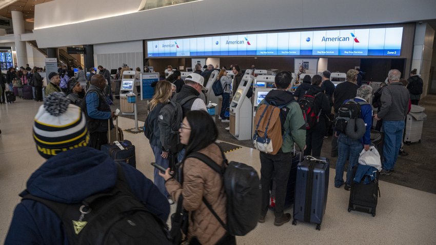 Los viajeros esperan para registrarse en el mostrador de American Airlines en el Aeropuerto Internacional de San Francisco (SFO) en San Francisco, California, EE. UU., el martes 27 de diciembre de 2022. Southwest Airlines Co. canceló casi dos tercios de sus vuelos el martes. quedando afectado por una enorme tormenta invernal de la que la mayoría de los principales rivales pudieron recuperarse con mayor facilidad. Fotógrafo: David Paul Morris/Bloomberg vía Getty Images