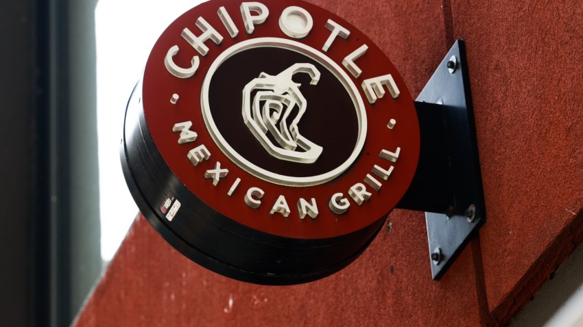 Logotipo de Chipotle en Nueva York, Estados Unidos, el 16 de julio de 2024. (Fotografía de Jakub Porzycki/NurPhoto vía Getty Images)