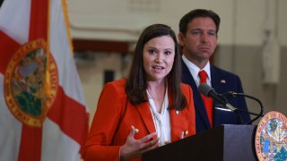 El gobernador de Florida, Ron DeSantis, escucha a la fiscal general de Florida, Ashley Moody, hablar durante una conferencia de prensa sobre un aparente intento de asesinato del expresidente Donald Trump el 17 de septiembre de 2024 en West Palm Beach, Florida.