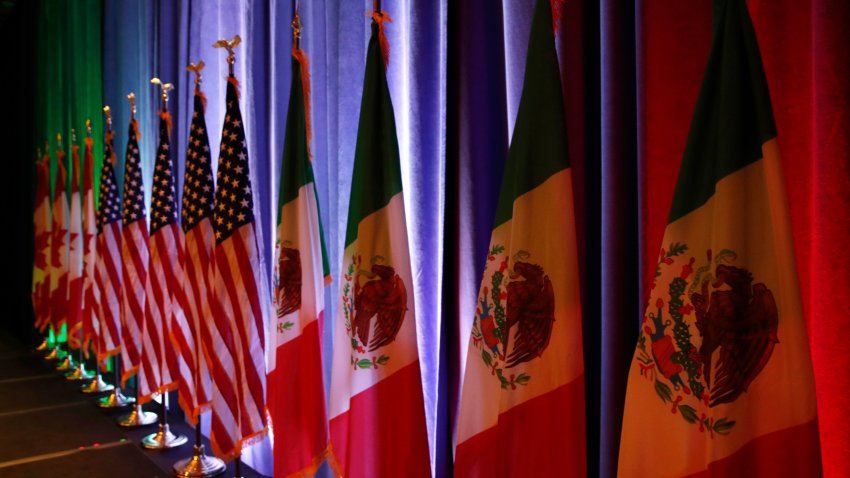 ARCHIVO – Las banderas nacionales de Canadá, desde la izquierda, de Estados Unidos y de México colocadas sobre un escenario para una conferencia de presa en las renegociaciones del tratado de libre comercio de América del Norte en Washington, el 16 de agosto de 2017. (AP Foto/Jacquelyn Martin, Archivo)