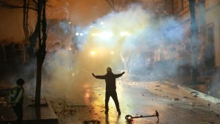 Protesta contra la decisión del gobierno de Georgia de suspender las negociaciones de adhesión a la Unión Europea, frente al edificio del Parlamento en Tiflis, la madrugada del domingo 1 de diciembre de 2024.