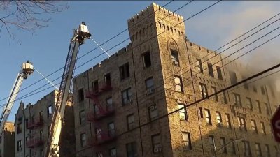 Voraz incendio deja heridos y desplazados en edificio de El Bronx