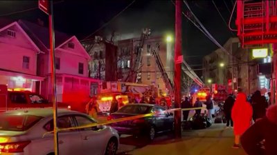 Incendio deja decenas de desplazados en El Bronx