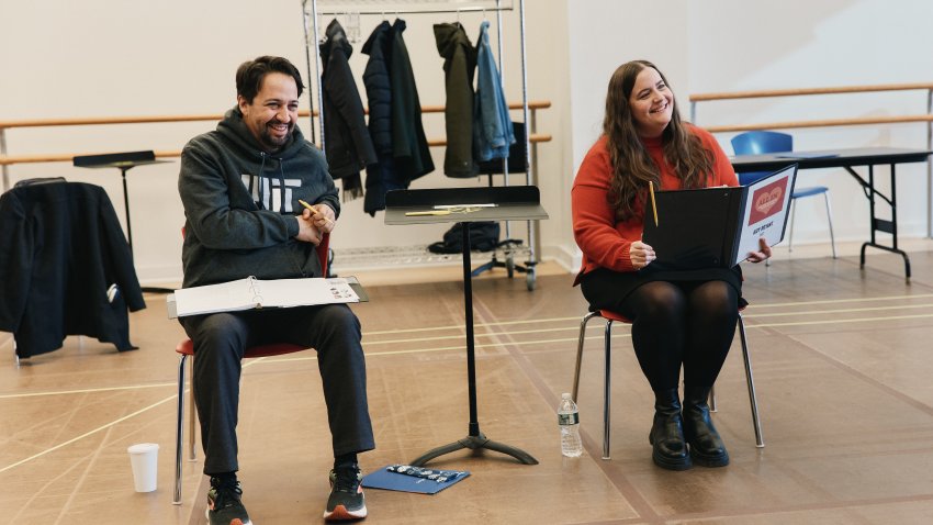 Fotografía cedida por Emilio Madrid donde aparecen Lin-Manuel Miranda y Aidy Bryan, durante un ensayo de la puesta teatral ‘All-In: Comedy About Love’. EFE/ Emilio Madrid