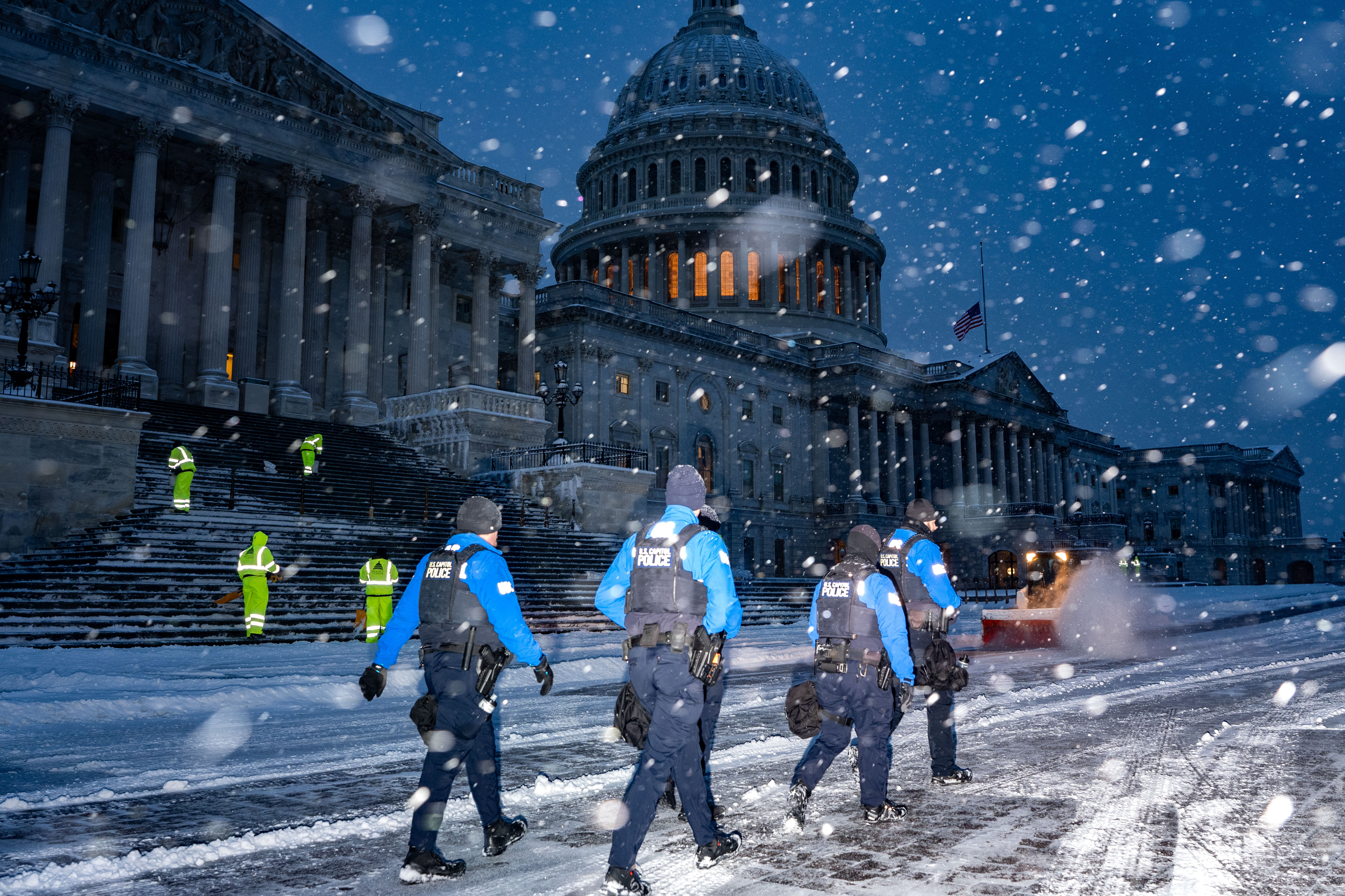 Agentes de la policía frente al Capitolio de EEUU en Washington, DC, EEUU, el lunes 6 de enero de 2025. La nieve se acumula en Washington, cerrando las oficinas federales y las escuelas, como una tormenta de invierno que ha paralizado el tráfico aéreo y por carretera y dejó sin electricidad en seis estados se abre camino hacia el este. Fotógrafo: Kent Nishimura/Bloomberg vía Getty Images