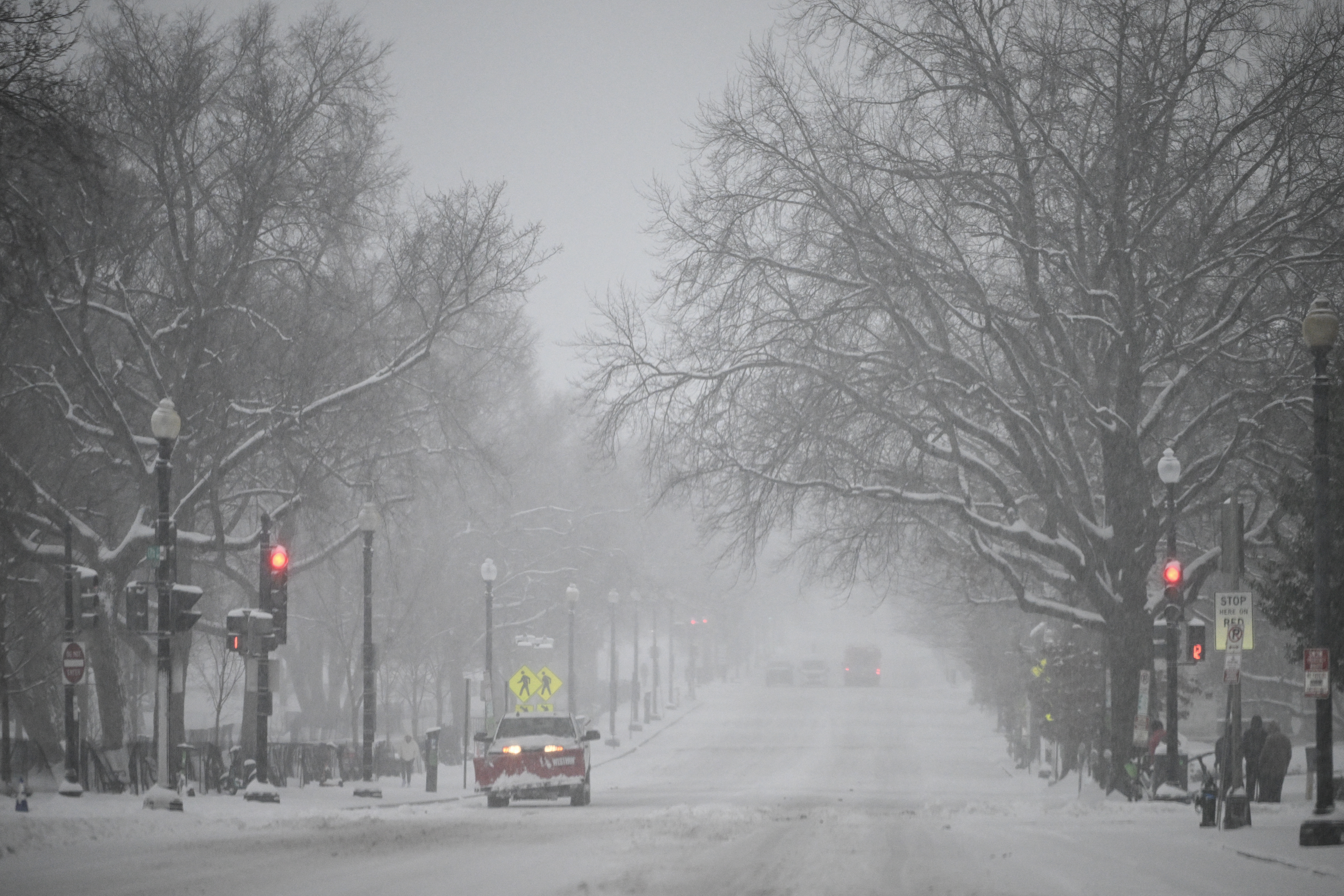 Una calle casi vacía cerca de la Casa Blanca durante una fuerte nevada en Washington, DC, el 6 de enero de 2025. Peligrosas condiciones invernales están afectando a una gran franja del centro y este de Estados Unidos, como un sistema de tormentas severas sigue la pista hacia el este, provocando interrupciones de viaje y de trabajo de Kansas City a Washington. (Foto de Mandel NGAN / AFP) (Foto de MANDEL NGAN/AFP vía Getty Images)