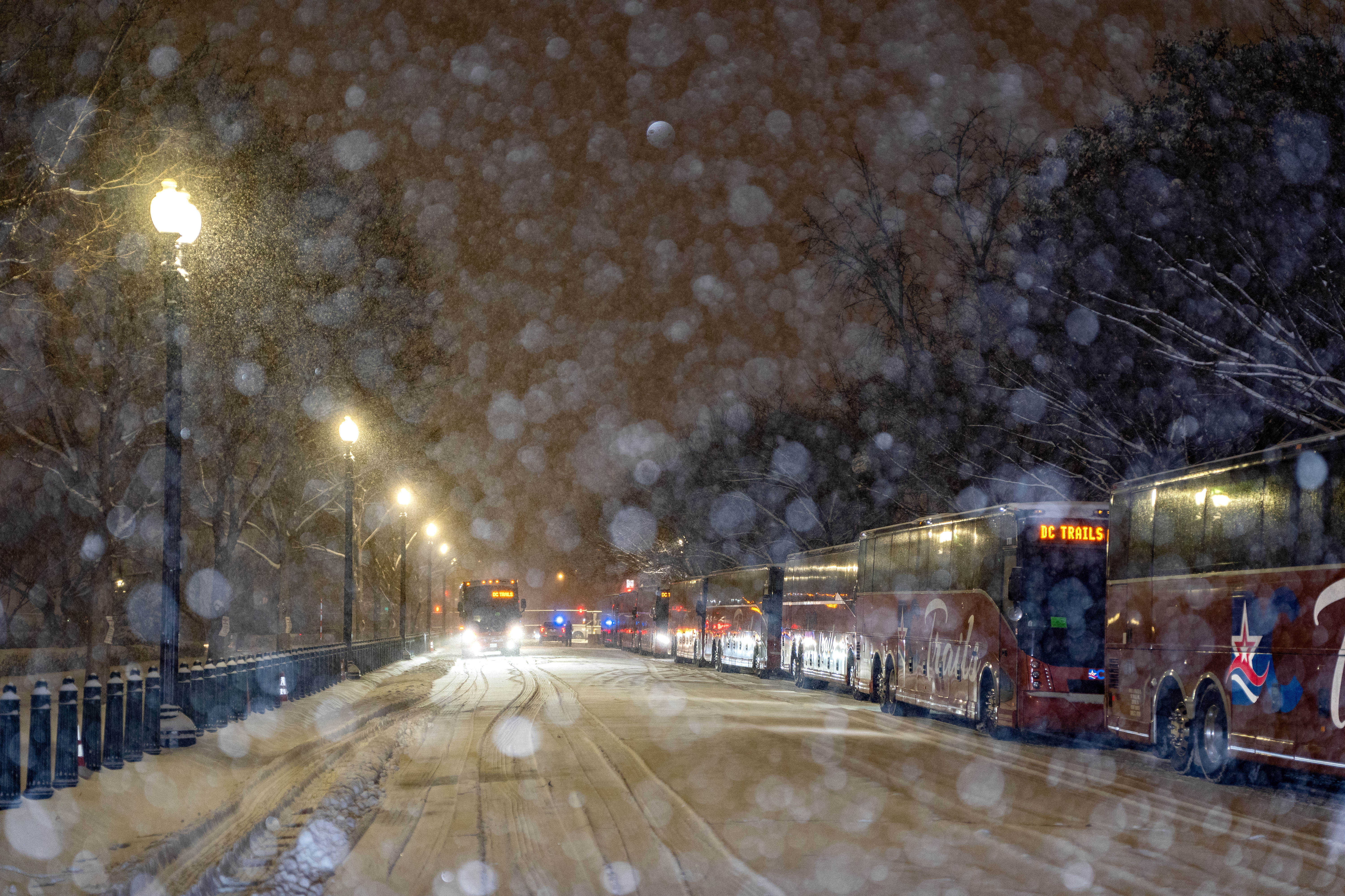 Vehículos de la policía y autobuses en la calle First, cerca del Capitolio de EEUU en Washington, DC, EEUU, el lunes 6 de enero de 2025. La nieve se acumula en Washington, cerrando las oficinas federales y las escuelas, como una tormenta de invierno que ha obstaculizado el tráfico aéreo y por carretera y dejó sin electricidad en seis estados se abre camino hacia el este. Fotógrafo: Kent Nishimura/Bloomberg vía Getty Images