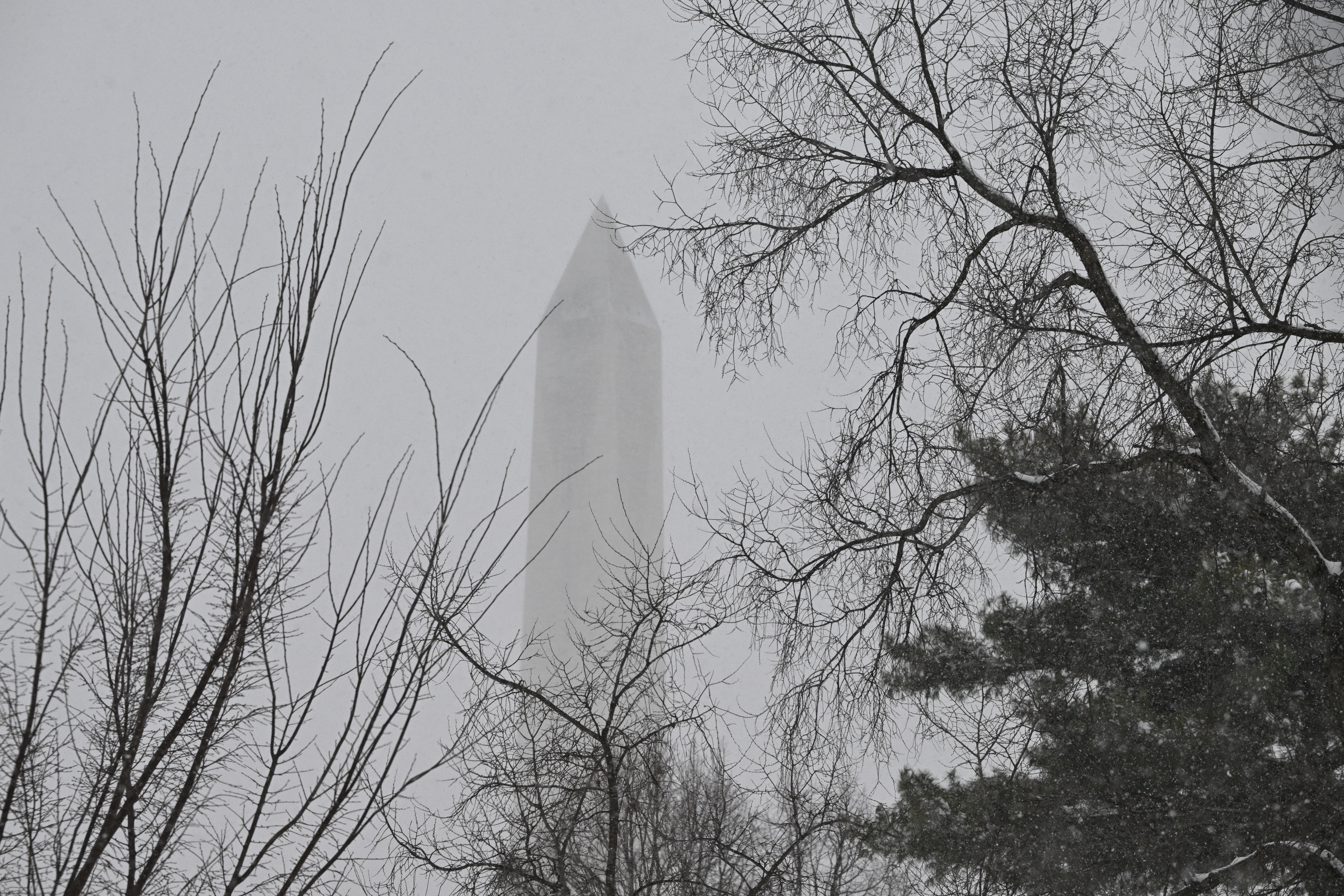 Vista general del Monumento a Washington bajo una intensa nevada en Washington, DC, el 6 de enero de 2025. Peligrosas condiciones invernales están afectando a una gran franja del centro y el este de Estados Unidos, como un sistema de tormenta severa sigue la pista hacia el este, lo que provocó interrupciones de viaje y de trabajo de Kansas City a Washington. (Foto de Mandel NGAN / AFP) (Foto de MANDEL NGAN/AFP vía Getty Images)