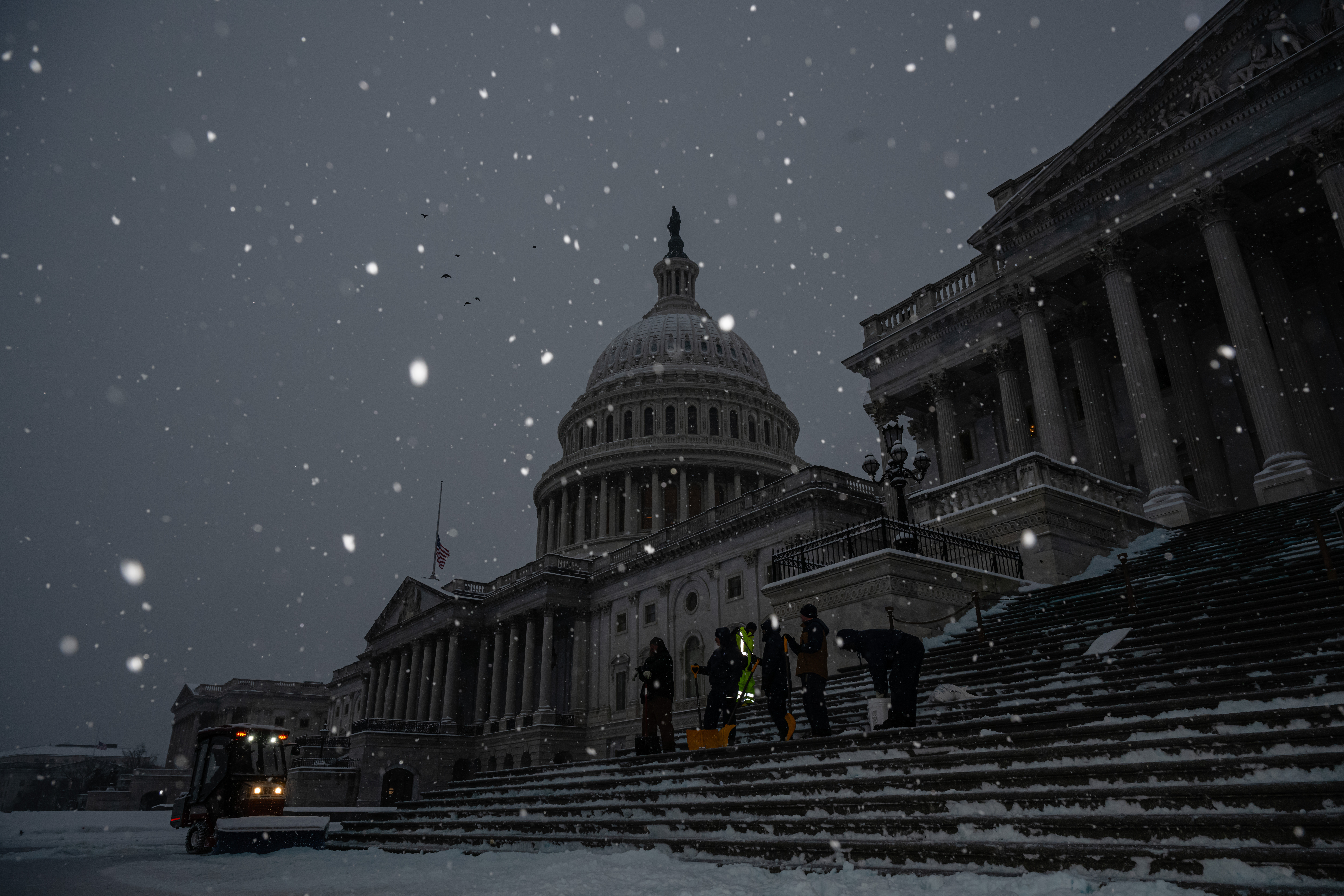 WASHINGTON, DC - 6 DE ENERO: Empleados del Arquitecto del Capitolio aplican sal y palan los escalones que conducen al edificio durante una tormenta de nieve el 6 de enero de 2025 en Washington, DC. Se están llevando a cabo preparativos de seguridad reforzados para la certificación del voto electoral del próximo 6 de enero, el funeral de Estado del Presidente Carter y la Inauguración. (Foto de Jon Cherry/Getty Images)