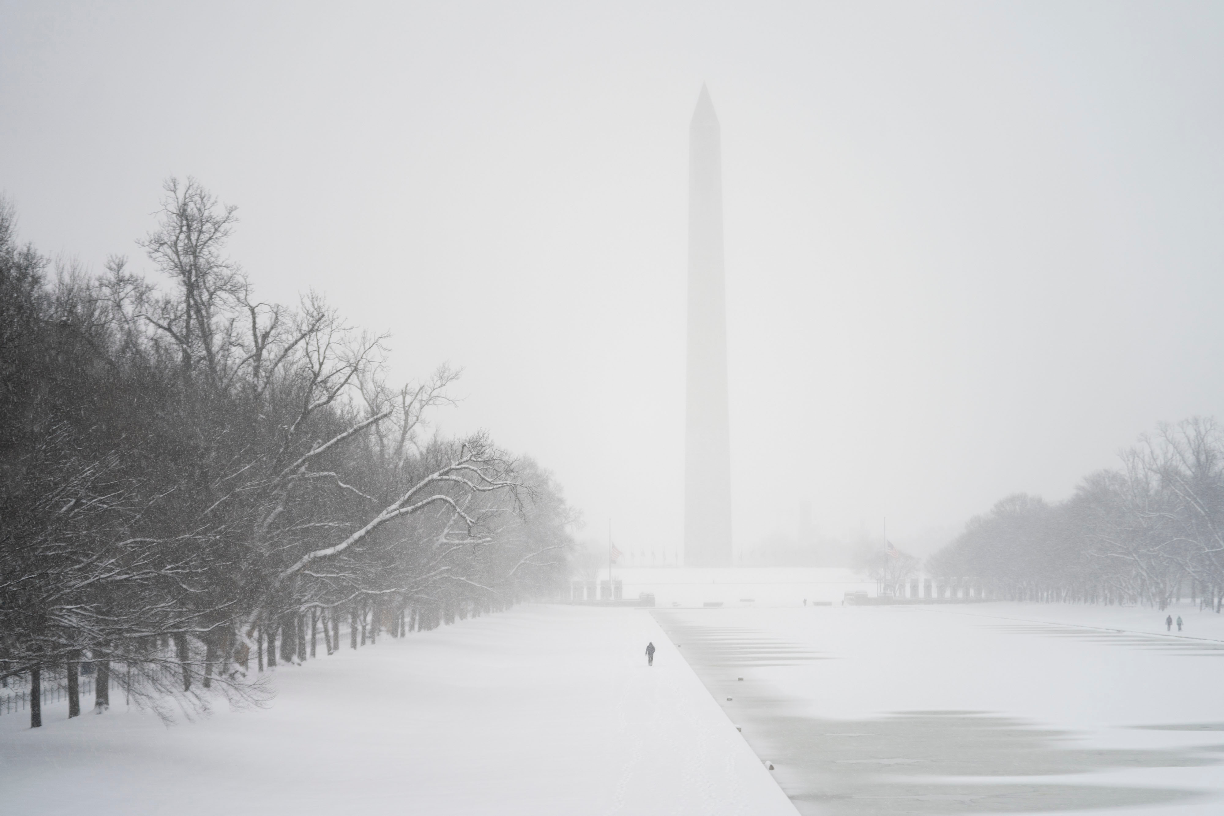 WASHINGTON, DC - 6 DE ENERO: Un vehículo de la policía bloquea la carretera cerca del Capitolio de EEUU mientras un miembro de la policía del Capitolio quita la nieve el 6 de enero de 2025 en Washington, DC. Se están llevando a cabo preparativos de seguridad reforzados para la próxima certificación del voto electoral del 6 de enero, el funeral de Estado del presidente Carter y la inauguración. (Foto de Jon Cherry/Getty Images)