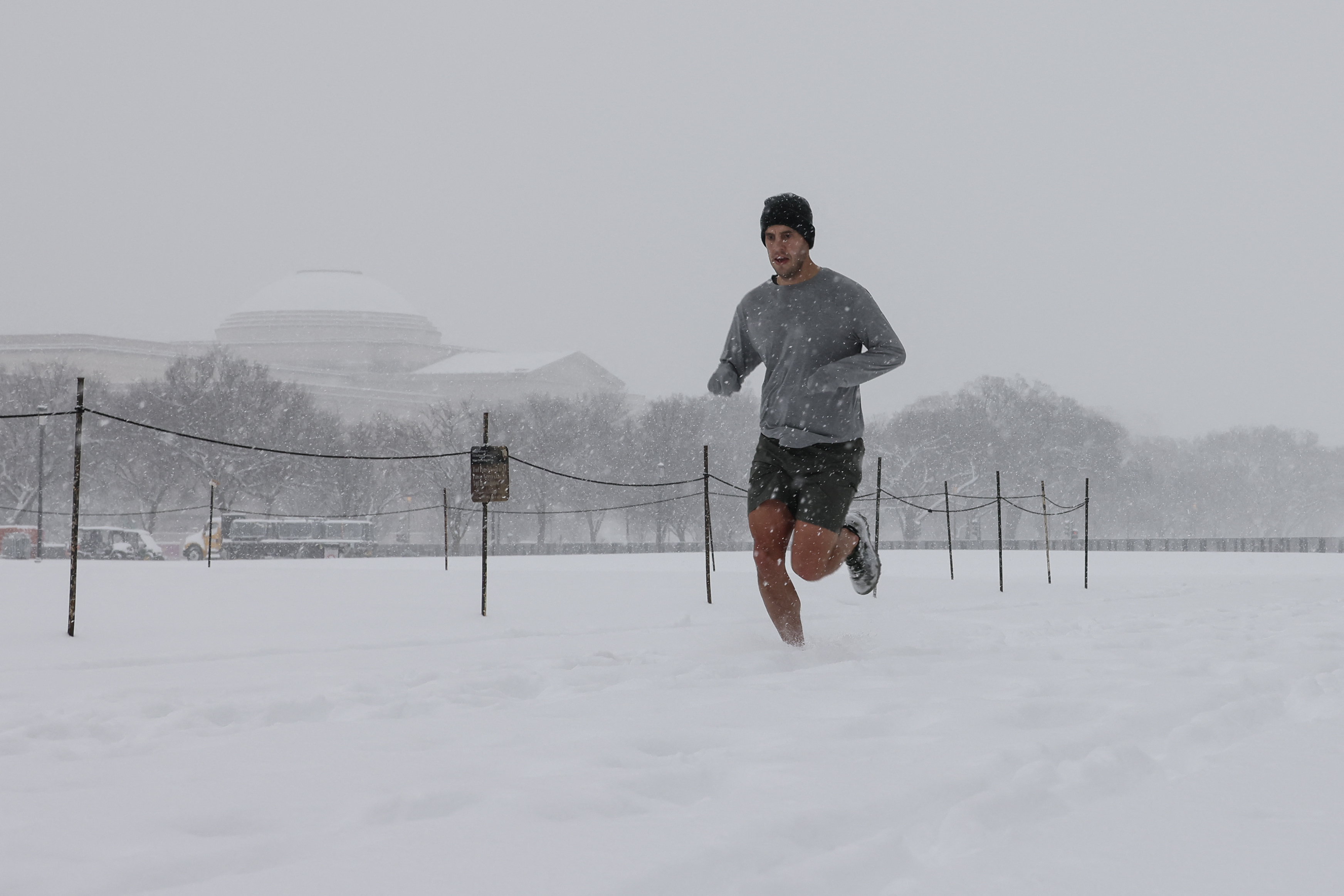 Un hombre corre por el National Mall mientras cae nieve durante una tormenta invernal en Washington, DC, el 6 de enero de 2025. Peligrosas condiciones invernales están afectando a una gran franja del centro y el este de Estados Unidos, como un sistema de tormenta severa sigue la pista hacia el este, lo que provocó interrupciones de viaje y de trabajo de Kansas City a Washington. (Foto de Jemal COUNTESS / AFP) (Foto de JEMAL COUNTESS/AFP vía Getty Images)