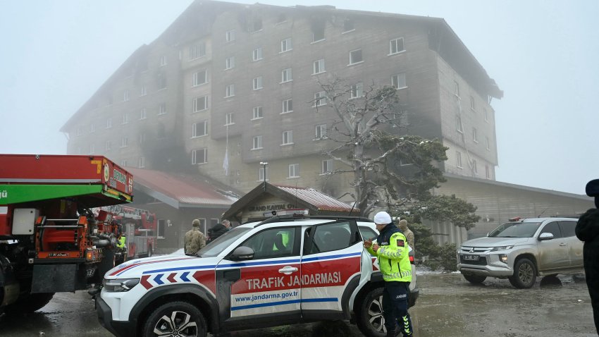 Un gendarme turco junto a un vehículo en el lugar donde se produjo un incendio en el hotel Grand Kartal de la estación de esquí de Kartalkaya, en Bolu, el 22 de enero de 2025.