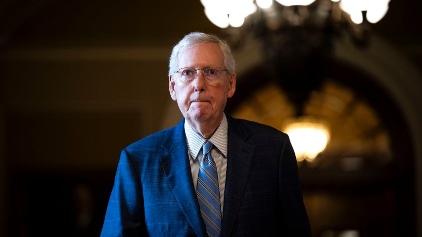 El líder de la minoría del Senado Mitch McConnell, republicano de Kentucky, camina hacia su oficina en el Capitolio de EEUU en Washington, DC, el miércoles 13 de noviembre de 2024.