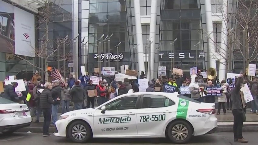 Protesta en tesla termina con atropello y fuga