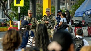 Integrantes de las Fuerzas Armadas de Per˙ fueron registrados este martes, 18 de marzo, al custodiar las calles de Lima, luego de que el Gobierno declarara el estado de emergencia en la capital y la vecina provincia de Callao, tras el asesinato del afamado cantante local de cumbia Paul Flores.