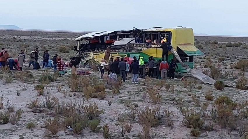 Al menos 37 fallecidos y 30 heridos por colisión de 2 autobuses en el altiplano de Bolivia