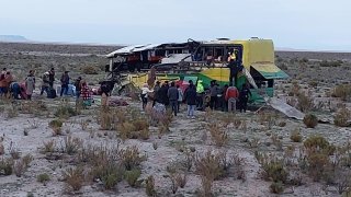 Al menos 37 fallecidos y 30 heridos por colisión de 2 autobuses en el altiplano de Bolivia