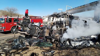 Mueren calcinados al chocar tráiler y autobús que iba de McAllen a Durango