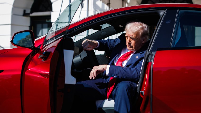 El presidente de Estados Unidos, Donald Trump, sibéndose a un Tesla en la Casa Blanca. EFE/EPA/SAMUEL CORUM