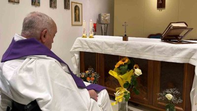 El Vaticano difunde la primera foto del Papa desde su hospitalización