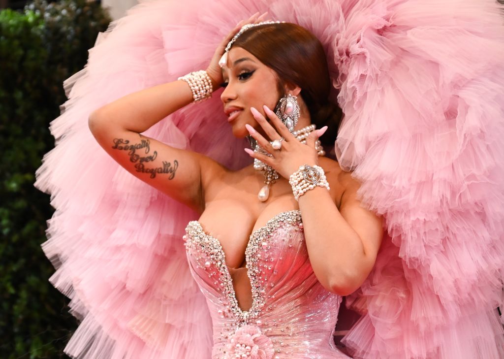 Cardi B sale del Hotel Mark para asistir a la Met Gala 2023, una gala anual de recaudación de fondos que se lleva a cabo en beneficio del Instituto de Vestuario del Museo Metropolitano de Arte, en Nueva York, Estados Unidos, el 1 de mayo de 2023.