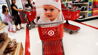 El carrito de un cliente en tienda Target.