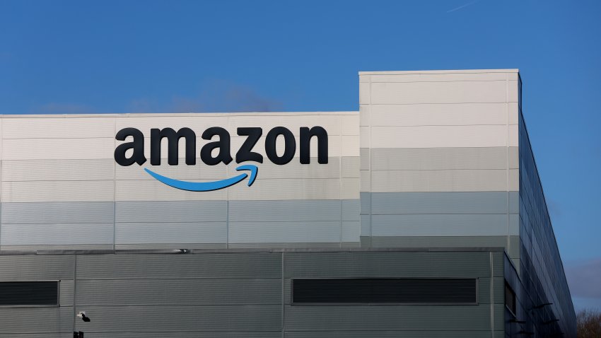 HAYDOCK, INGLATERRA – 30 DE ENERO: El logotipo de Amazon se muestra fuera del almacén MAN8 de Amazon UK el 30 de enero de 2025 en Haydock, Reino Unido. (Foto de Nathan Stirk/Getty Images)