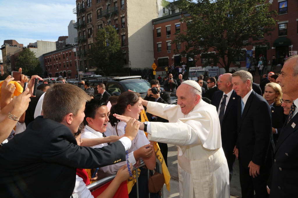 El papa Francisco saluda a estudiantes de una escuela católica en Harlem durante su visita apostólica a la ciudad de Nueva York, Nueva York, el 25 de septiembre de 2015. (Foto de Joe Vericker/Getty Images)