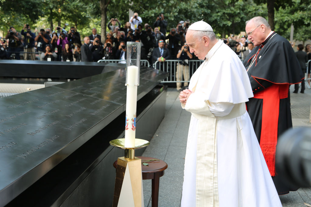 El papa Francisco y el cardenal neoyorquino Timothy Dolan rezan en el estanque reflectante del World Trade Center durante el viaje del Pontífice a la ciudad de Nueva York, Nueva York, el 25 de septiembre de 2015. (Foto de Joe Vericker/Getty Images)