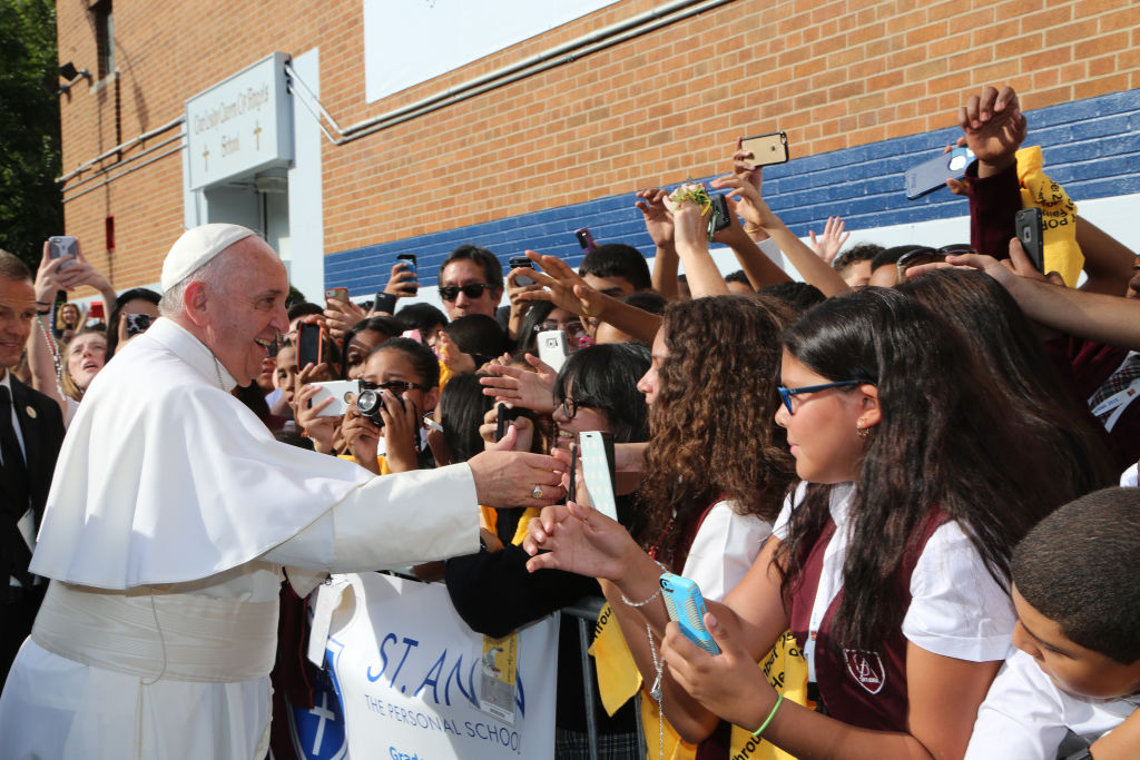 El papa Francisco saluda a estudiantes de una escuela católica en Harlem durante su visita apostólica a la ciudad de Nueva York, Nueva York, el 25 de septiembre de 2015. (Foto de Joe Vericker/Getty Images)
