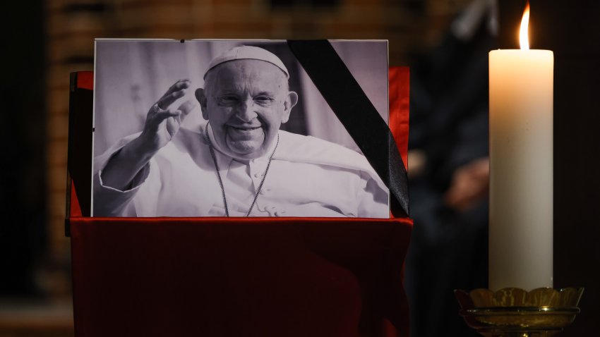 Un retrato del papa Francisco se muestra durante la santa misa por el alma del difunto Papa Francisco en la Catedral de San Pedro y San Pablo en Gliwice, Polonia, el 21 de abril de 2025.Aquí todo lo que necesitas saber sobre la muerte del Papa, incluyendo la causa de la muerte revelada por el Vaticano, dónde será enterrado, qué dice su testamento y más.