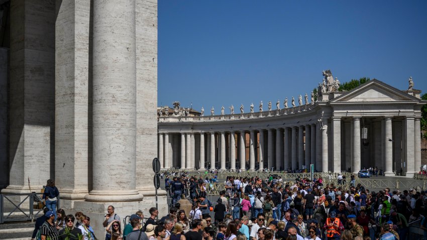 VATICAN CITY, VATICAN – APRIL 22: Faithful visit St Peter’s Square a day after the Pope’s death, on April 22, 2025 in Vatican City, Vatican. It was announced yesterday that Pope Francis passed away at 07:35 on Easter Monday. His death came after he appeared to crowds in St Peter’s Square on Easter Sunday.  (Photo by Antonio Masiello/Getty Images)
