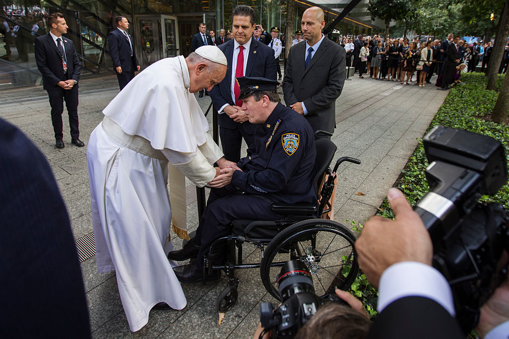 El papa Francisco estrecha la mano de un agente del Departamento de Policía de Nueva York durante su visita al Memorial y Museo del 11-S el 25 de septiembre de 2015 en la Ciudad de Nueva York. El papa Francisco visitó el antiguo emplazamiento del World Trade Center como parte de su viaje de cinco días a Estados Unidos. Foto: Getty Image
