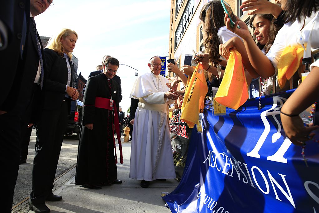 El papa Francisco recibe a los invitados a su llegada a la Escuela Nuestra Señora Reina de los Ángeles el 25 de septiembre de 2015 en el barrio de East Harlem de la Ciudad de Nueva York. El Papa Francisco se encuentra en un viaje de seis días a Estados Unidos, que incluye paradas en Washington D. C., Nueva York y Filadelfia, tras una estancia de tres días en Cuba. (Foto de Eric Thayer-Pool/Getty Images)