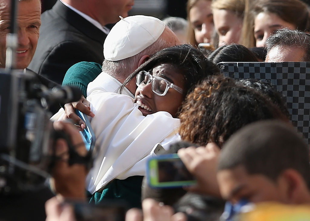 El papa Francisco saluda a los niños de la escuela Lady Queen of Angels el 25 de septiembre de 2015 en el barrio de Harlem de la Ciudad de Nueva York. El Papa visitó la escuela católica en el este de Harlem y se reunió con niños, inmigrantes y trabajadores de Caridades Católicas en su segundo día de visita a la Ciudad de Nueva York. (Foto de John Moore/Getty Images)