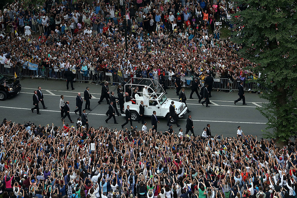 Miles de personas observan al papa Francisco pasear en el papamóvil por Central Park el 25 de septiembre de 2015 en la ciudad de Nueva York. El Papa se encuentra en Nueva York en una visita de dos días con diversos compromisos, incluyendo la celebración de una misa en el Madison Square Garden. (Foto de Justin Sullivan/Getty Images)