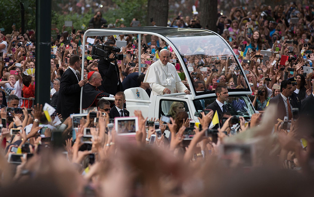 El papa Francisco recorre Central Park en el papamóvil el 25 de septiembre de 2015 en la ciudad de Nueva York. El papa se encuentra en Nueva York en una visita de dos días, donde habló previamente en la Asamblea General de las Naciones Unidas y celebró una misa en el Madison Square Garden esta noche. (Foto de Carl Court/Getty Images)