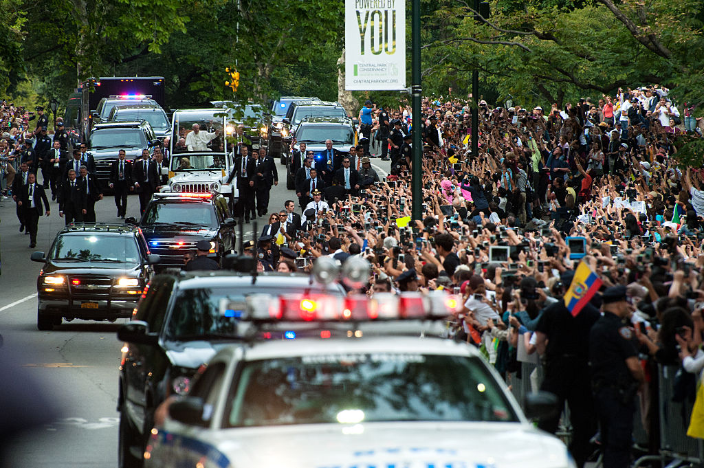 El papa Francisco y su comitiva recorren West Drive en Central Park el 25 de septiembre de 2015 en la ciudad de Nueva York. Miles de personas vitorearon al papa Francisco, quien llegó a Nueva York el jueves por la noche, mientras conducía por Central Park antes de oficiar la misa en el Madison Square Garden. (Foto de Bryan Thomas/Getty Images)