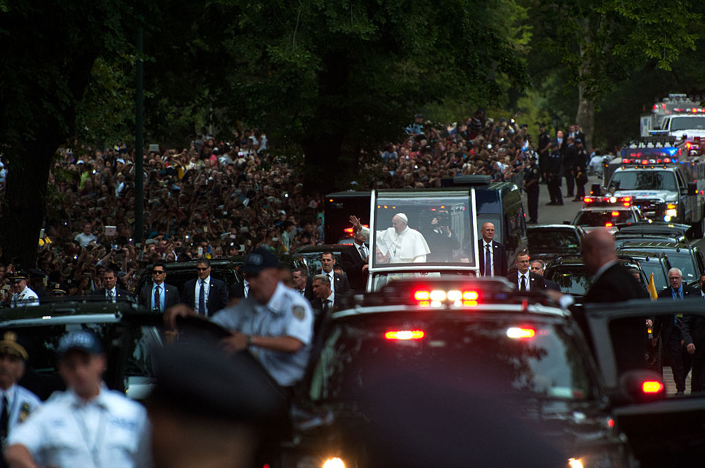 El papa Francisco y su comitiva recorrieron West Drive en Central Park el 25 de septiembre de 2015 en la Ciudad de Nueva York. Miles de personas vitorearon al Papa Francisco, quien llegó a Nueva York el jueves por la noche, mientras conducía por Central Park antes de oficiar la misa en el Madison Square Garden. (Foto de Bryan Thomas/Getty Images)