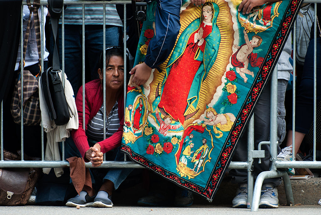 Una mujer espera para ver al papa Francisco y su comitiva recorrer West Drive en Central Park el 25 de septiembre de 2015 en la ciudad de Nueva York. Miles de personas vitorearon al papa Francisco, quien llegó a Nueva York el jueves por la noche, mientras conducía por Central Park antes de oficiar la misa en el Madison Square Garden. (Foto de Bryan Thomas/Getty Images)