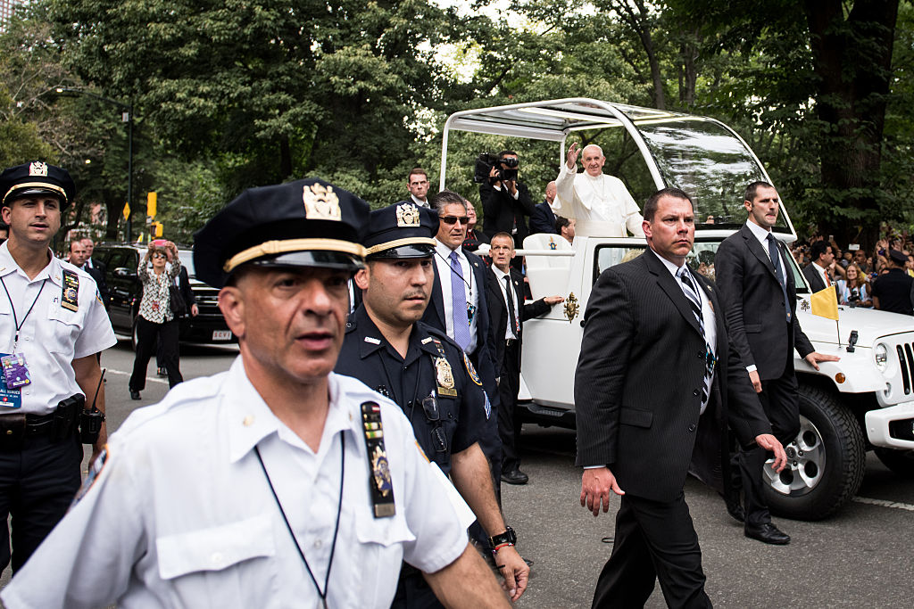 El papa Francisco pasea por Central Park el 25 de septiembre de 2015 en Nueva York. El papa realiza una visita de seis días a Estados Unidos, con paradas en Washington, Nueva York y Filadelfia. (Foto de Andrew Renneisen/Getty Images)