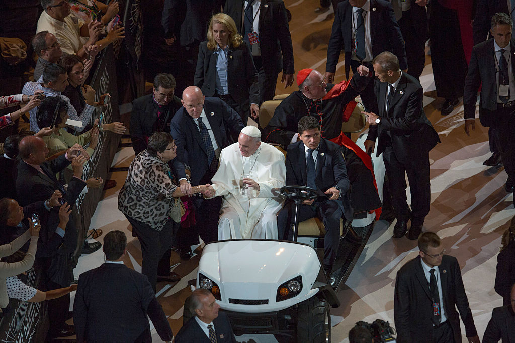 El papa Francisco llega para celebrar la misa en el Madison Square Garden el 25 de septiembre de 2015 en la ciudad de Nueva York. El Papa se encuentra en una visita de seis días a Estados Unidos, con paradas en Washington D. C., Nueva York y Filadelfia. (Foto de Michael Appleton-Pool/Getty Images)