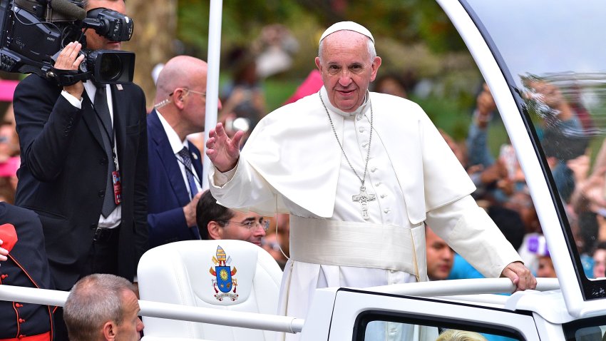 NEW YORK, NY – SEPTEMBER 25:  Pope Francis travels through Central Park to meet and greet New Yorkers on September 25, 2015 in New York City.  (Photo by James Devaney/GC Images)