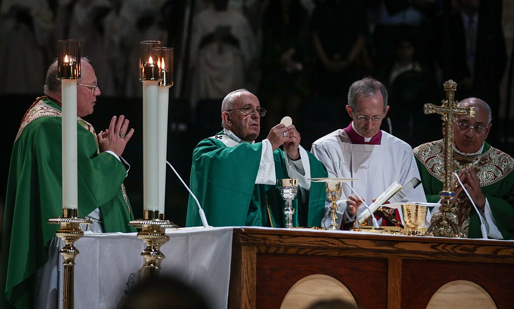 El papa Francisco oficia una misa en el Madison Square Garden de Nueva York el 25 de septiembre de 2015. El Papa se encuentra en plena gira de cinco días por Estados Unidos, que incluye Nueva York, Filadelfia y Washington D. C., tras tres días en Cuba. (Foto de Cem Ozdel/Agencia Anadolu/Getty Images)