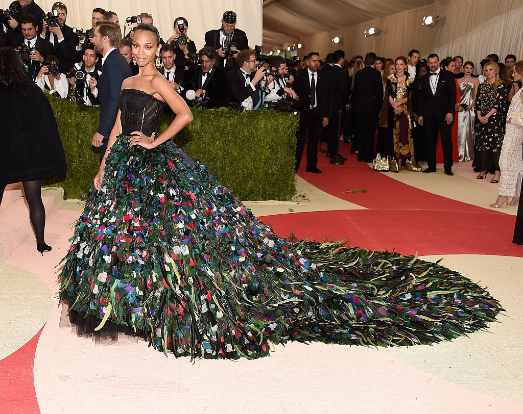 Zoe Saldaña asiste a la Gala del Instituto de Vestuario "Manus x Machina: Moda en una era de tecnología" en el Museo Metropolitano de Arte el 2 de mayo de 2016 en la ciudad de Nueva York.