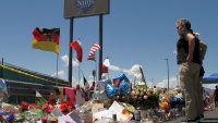 Dolientes visitan un altar improvisado, el 12 de agosto de 2019, cerca de un Walmart en El Paso, Texas, donde un hombre armado perpetró una masacre. (AP Foto/Cedar Attanasio, Archivo)